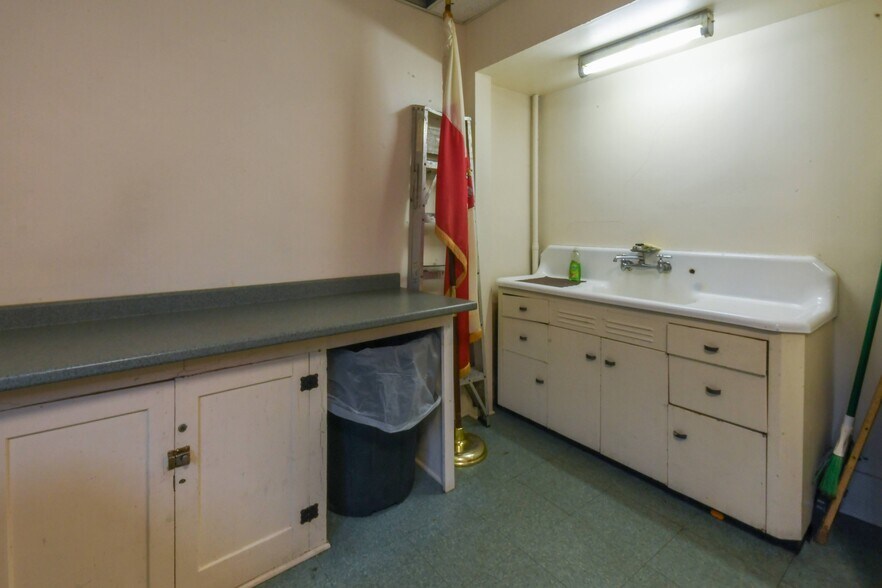 More Photos Of 38 Reid St, Amsterdam Specialty For Sale