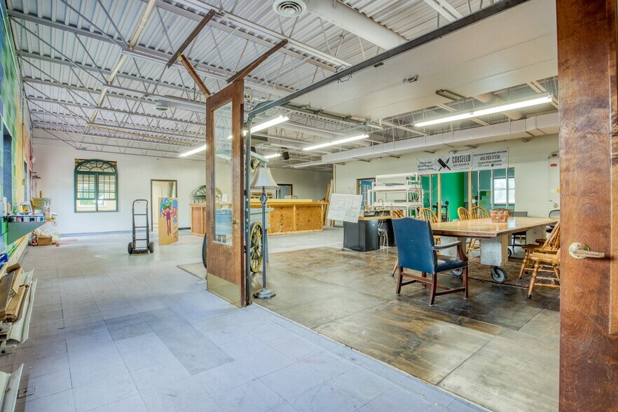 More Photos Of 250 Albany St, Springfield Showroom For Lease