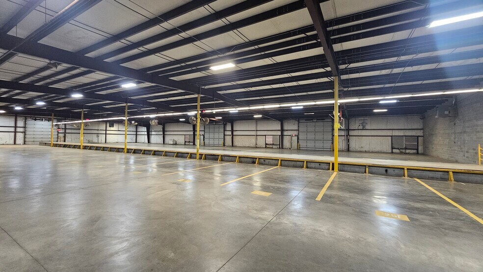 More Photos Of 2701 Southridge Dr, Wichita Falls Distribution For Lease
