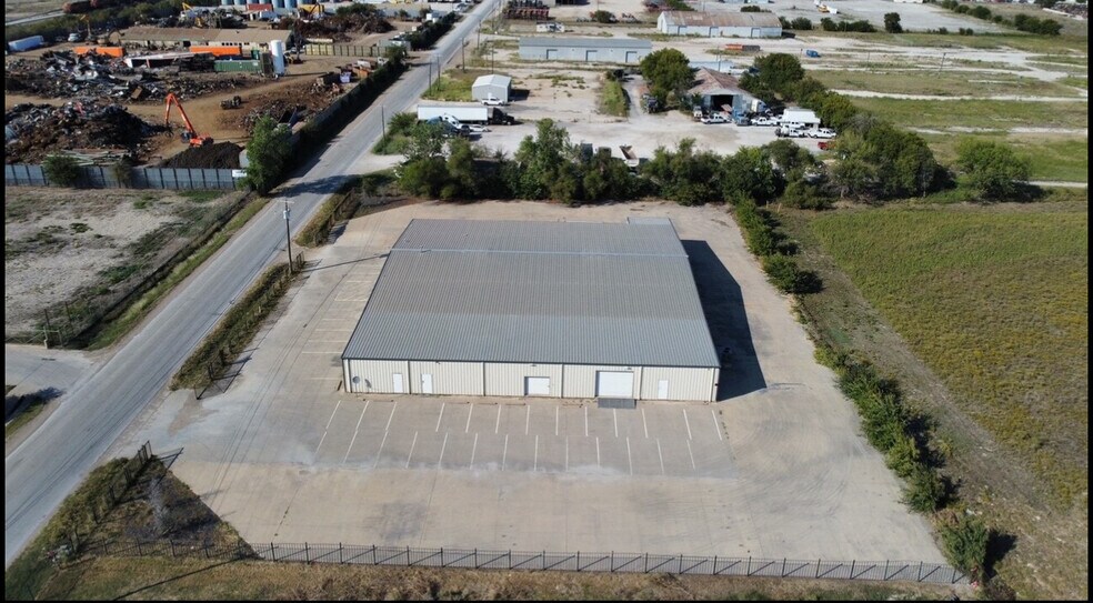 More Photos Of 10100 Hicks Field Rd, Fort Worth Warehouse For Lease