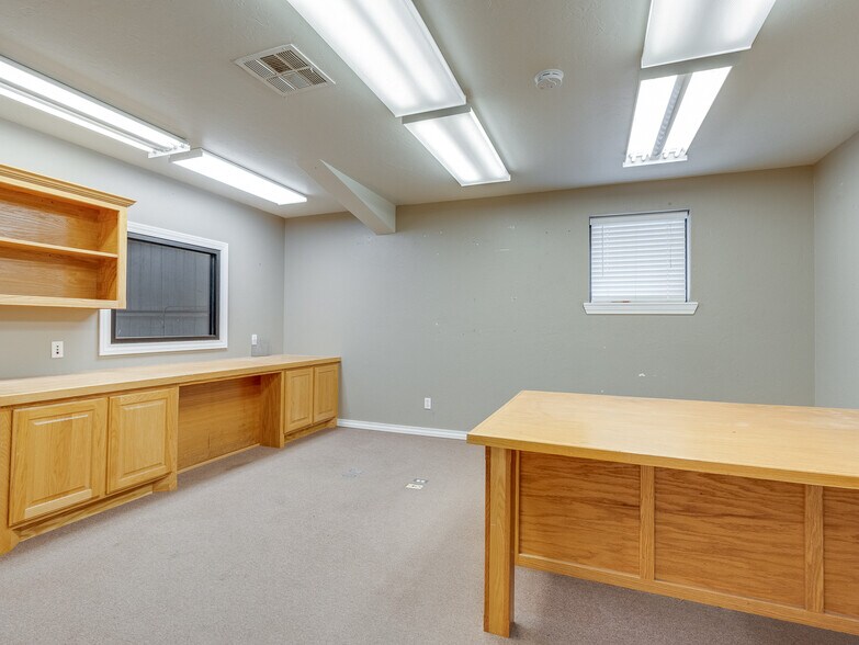 More Photos Of 122 N Hickory, Roff Flex For Sale