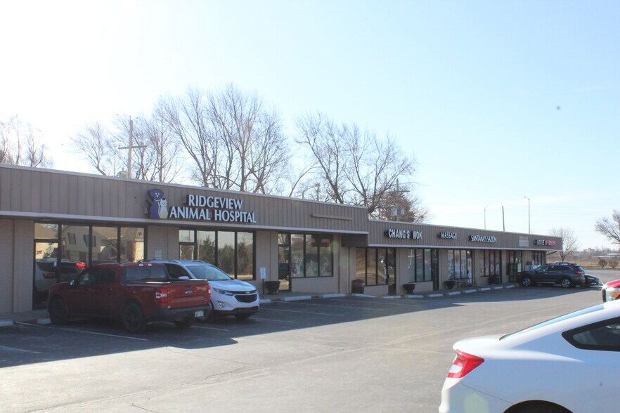 More Photos Of 802-820 N Ridgeview Rd, Olathe Unknown For Lease