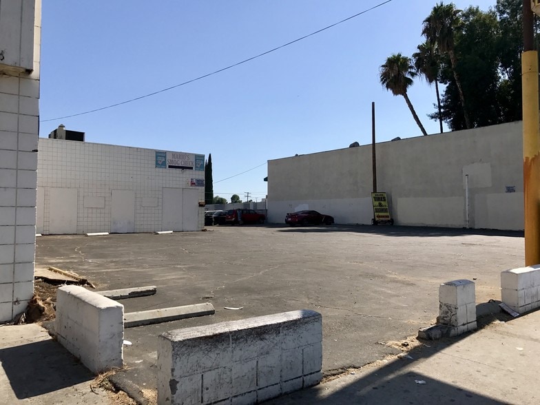 More Photos Of 20930 Sherman Way, Canoga Park Auto Dealership For Lease