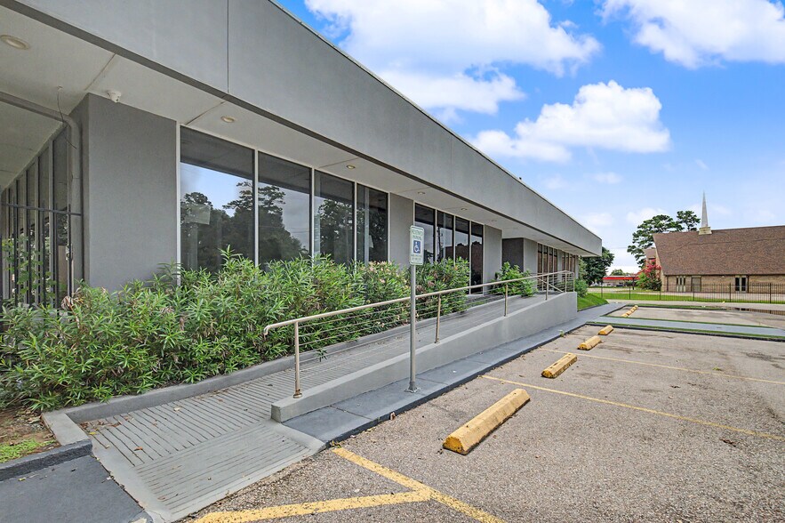 More Photos Of 6915 Antoine Dr, Houston Medical For Lease