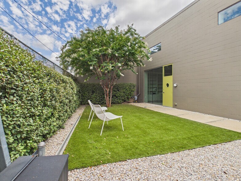 More Photos Of 1111 Lagoon Dr, Dallas Office For Sale