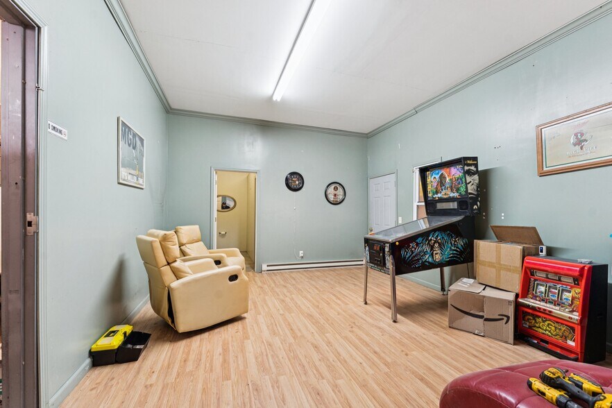 More Photos Of 630 W Elkhorn St, Arlington Freestanding For Sale