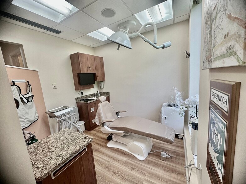 More Photos Of 4 Dearfield Dr, Greenwich Medical For Lease