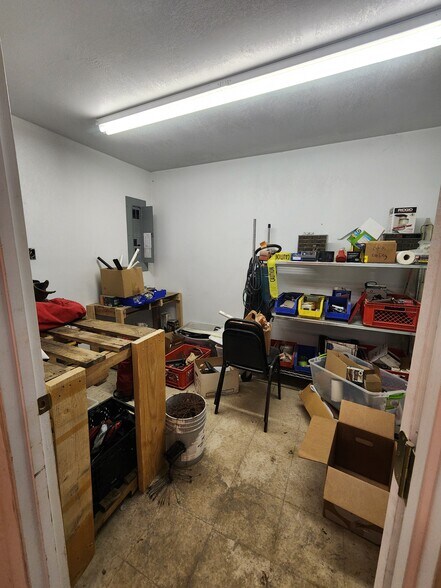 More Photos Of 111 E Maple St, Lamar Flex For Sale