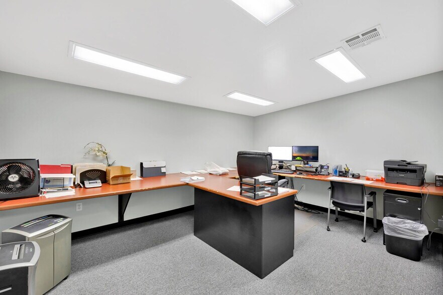 More Photos Of 3455 Ocean View Blvd, Glendale Office For Lease