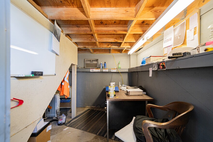 More Photos Of 118 Industrial Blvd, Kilgore Flex For Lease