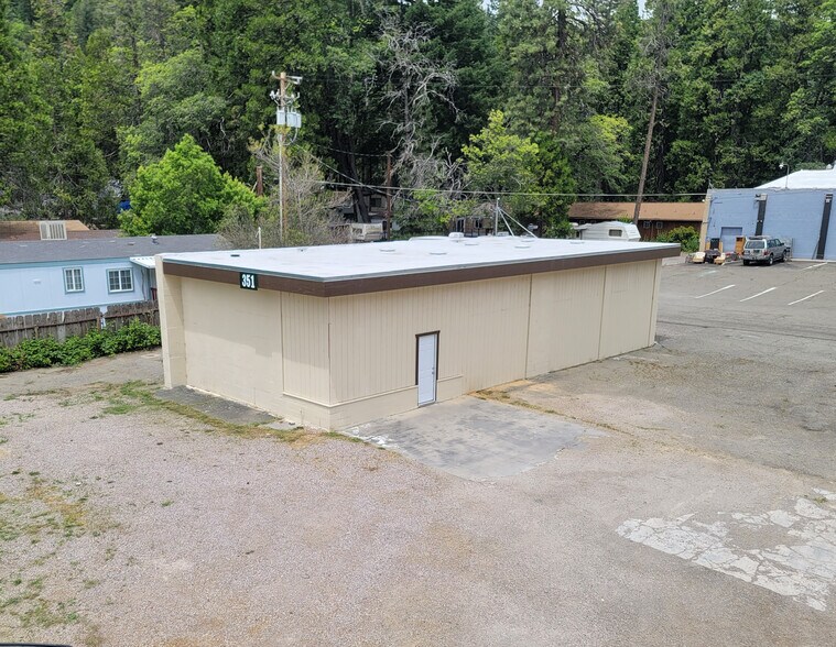 More Photos Of 4801 Dunsmuir Ave, Dunsmuir Industrial For Lease