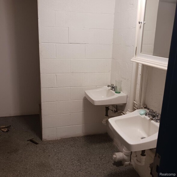 More Photos Of 15921 W 8 Mile Rd, Detroit Flex For Sale