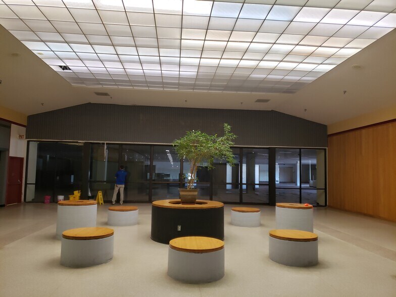 More Photos Of 990 W 41st St, Hibbing Unknown For Lease