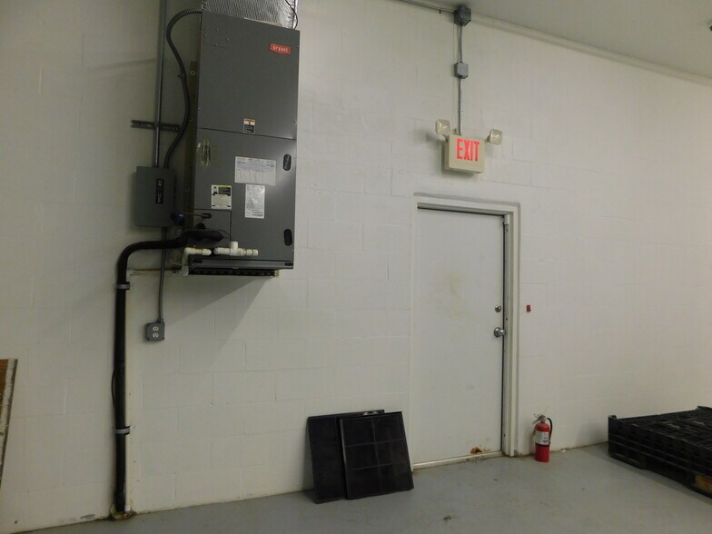 More Photos Of 5060 Industry Dr, Melbourne Manufacturing For Lease