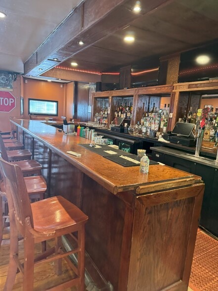 More Photos Of 73 Ferry St, Middletown Bar For Sale
