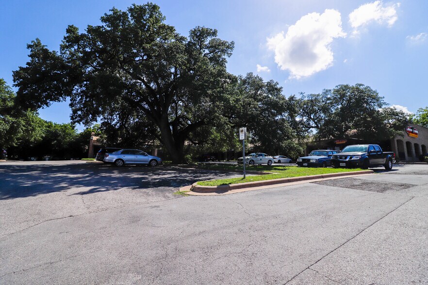 More Photos Of 3435 Greystone Dr, Austin Unknown For Lease