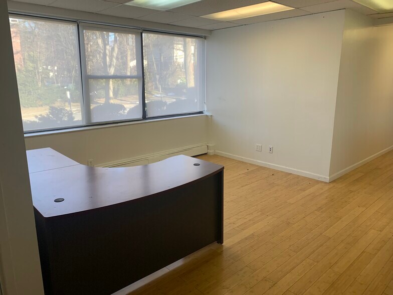 More Photos Of 350 Northern Blvd, Great Neck Office For Lease