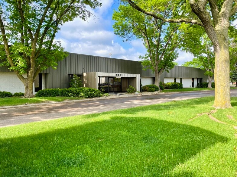 More Photos Of 1301 Cliff Rd E, Burnsville Showroom For Sale