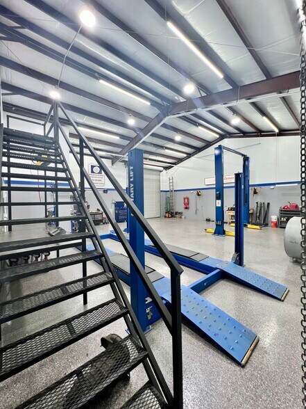 More Photos Of 1308 N Frazier St, Conroe Service For Sale