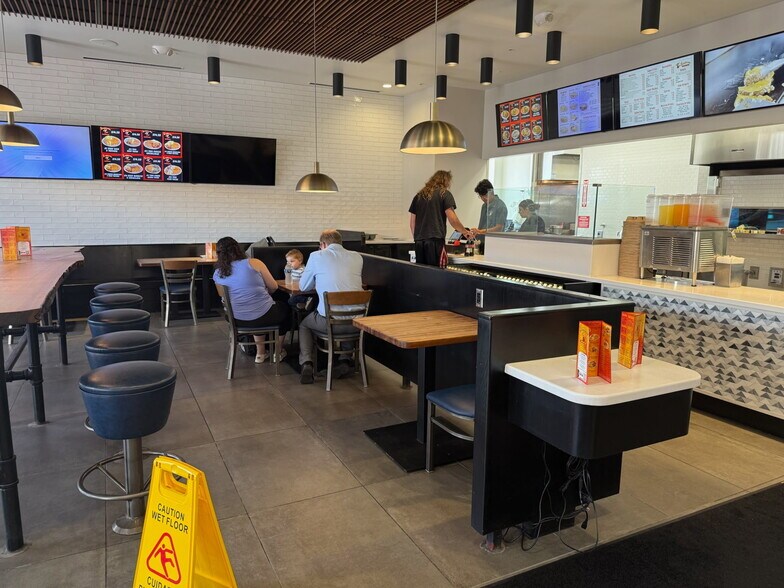 More Photos Of 420 S State St, Girard Restaurant For Lease