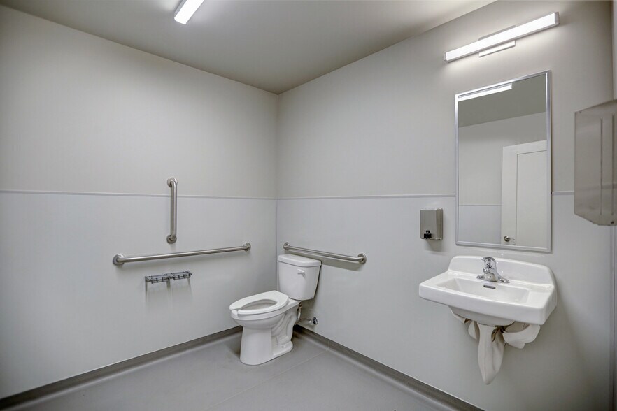 More Photos Of 5807 Thorpe, Spokane Light Distribution For Lease