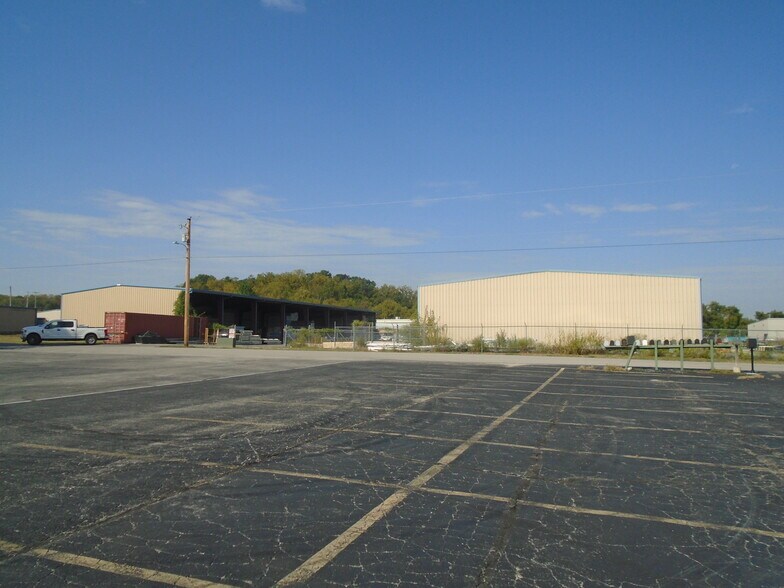 More Photos Of 2140 N Bristol Ln, Nixa Warehouse For Lease