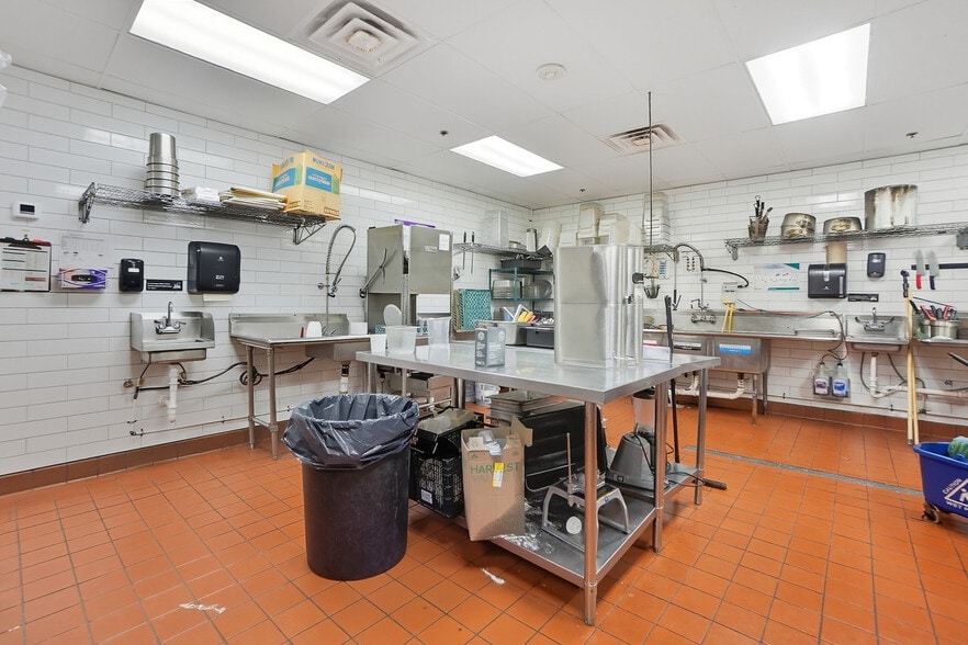 More Photos Of 300-314 N College St, Charlotte General Retail For Lease