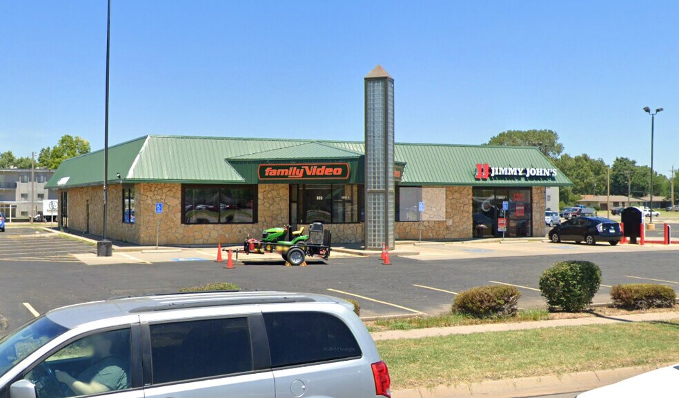 More Photos Of 900 E 30th St, Hutchinson Restaurant For Lease