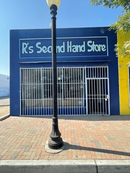 More Photos Of 911-913 Main St, Delano Storefront For Lease