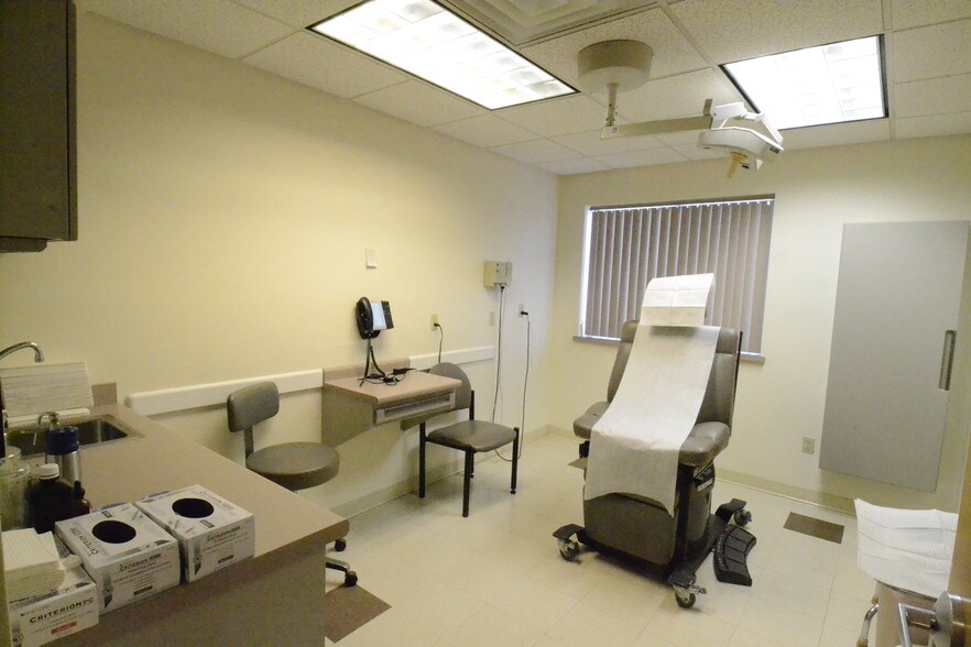 More Photos Of 400 Gidney Ave, Newburgh Medical For Sale