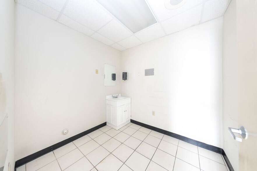 More Photos Of 12429 W Dixie Hwy, North Miami Medical For Sale
