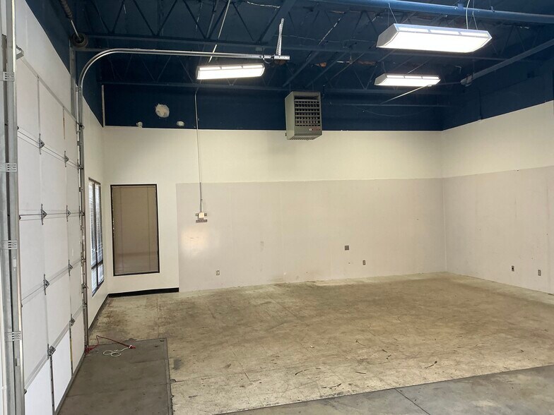 More Photos Of 5293 NE Elam Young Pky, Hillsboro Showroom For Lease