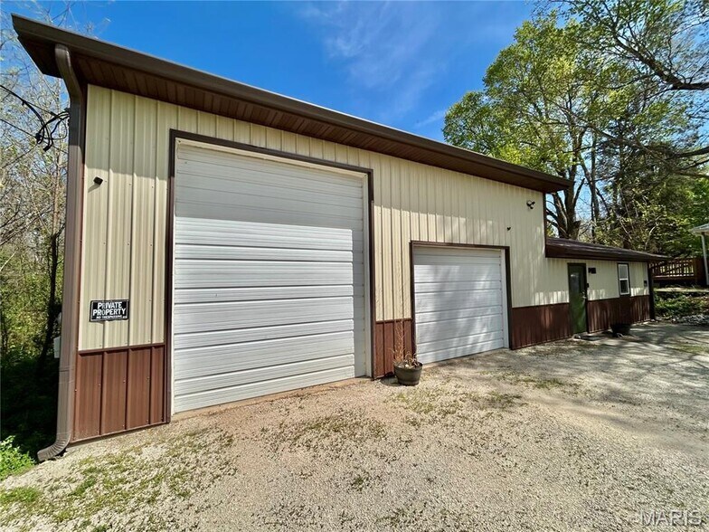 More Photos Of 306 E Franklin St, Salem Flex For Sale
