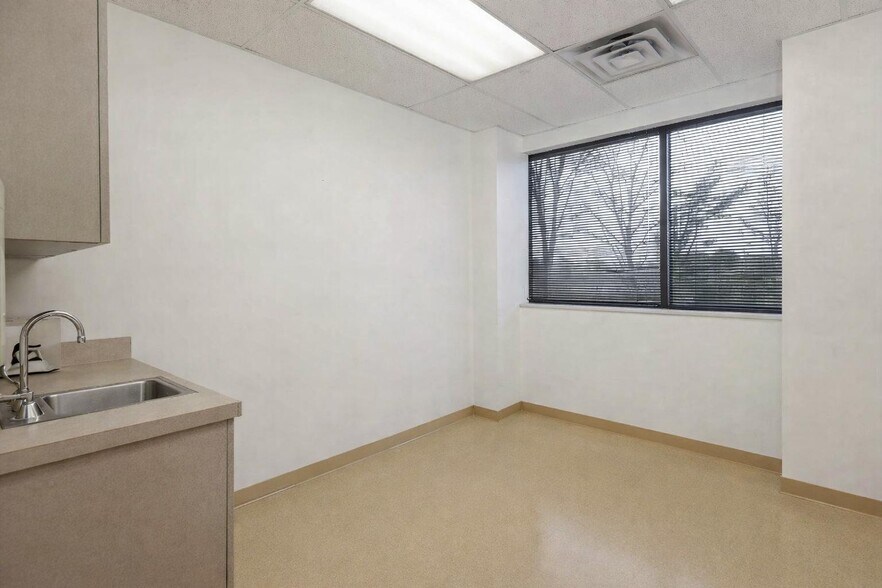 More Photos Of 50 Franklin Ln, Manalapan Township Office For Lease