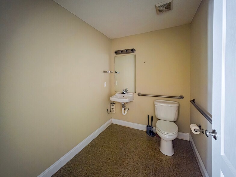 More Photos Of 415 Cowart Ave, Valdosta Office For Sale