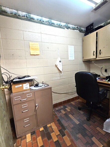 More Photos Of 1902 N Merrill Ave, Glendive Showroom For Sale