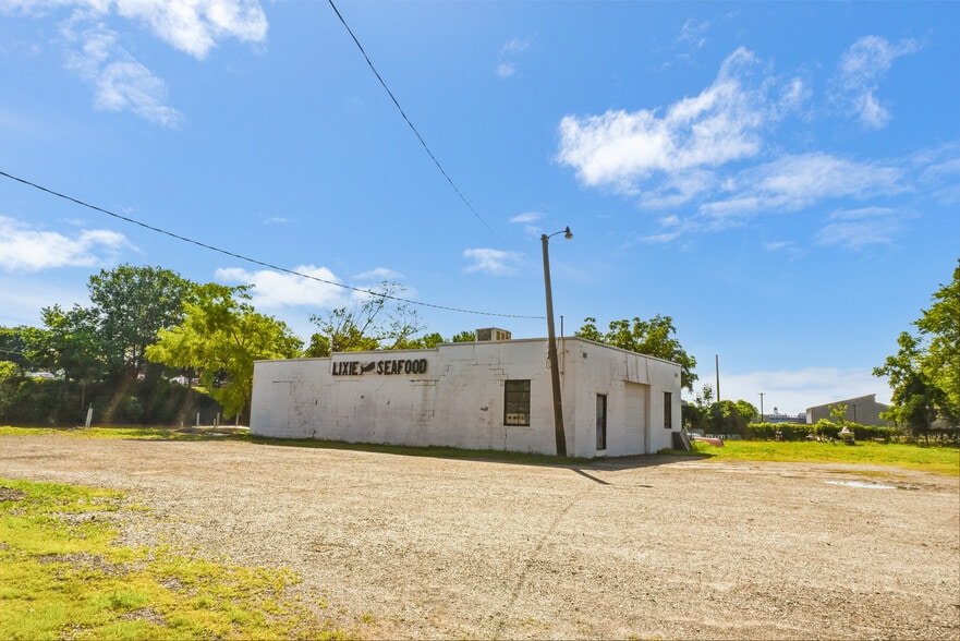 More Photos Of 1227 Water St, Port Huron General Retail For Sale