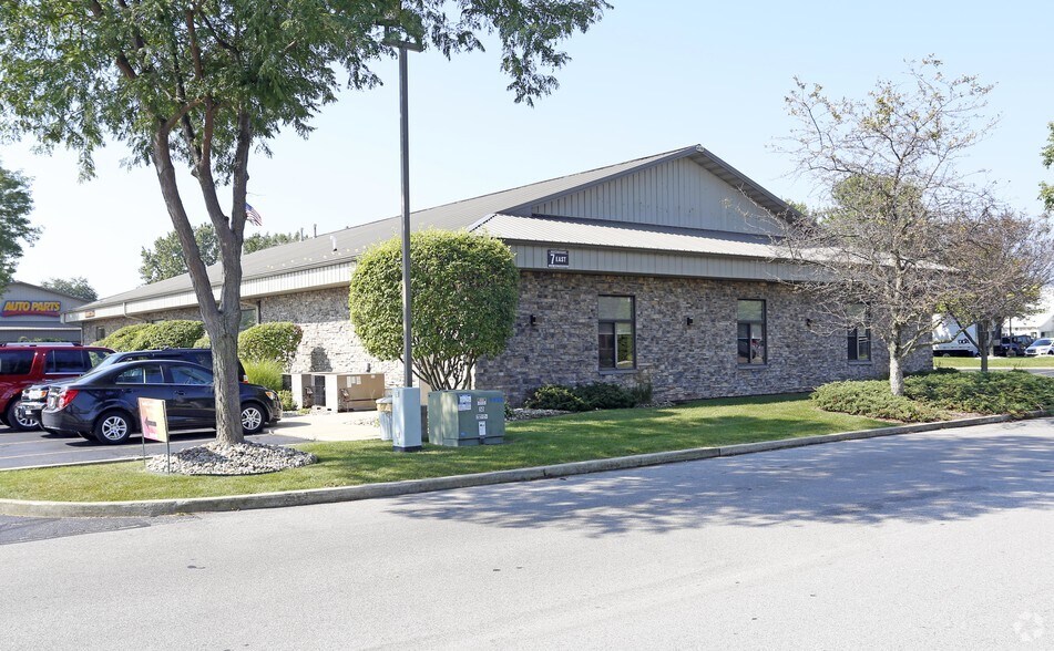 More Photos Of 1051 Southpoint Cir, Valparaiso Medical For Lease