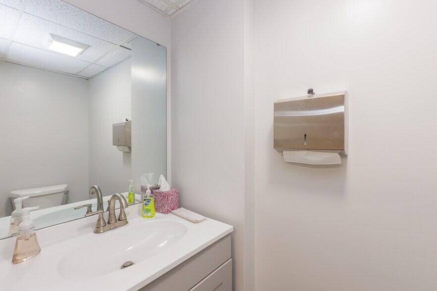 More Photos Of 5513 N Oxford St, Indianapolis Showroom For Lease