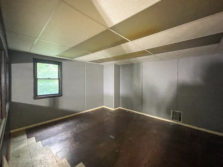 More Photos Of 2303 SE 14th St, Des Moines Warehouse For Lease