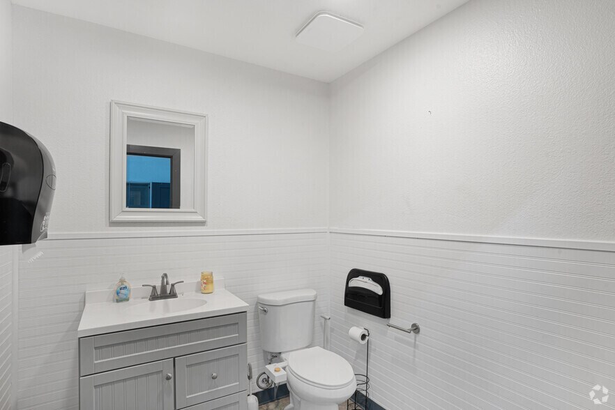 More Photos Of 2862 Walnut Ave, Tustin Flex For Lease