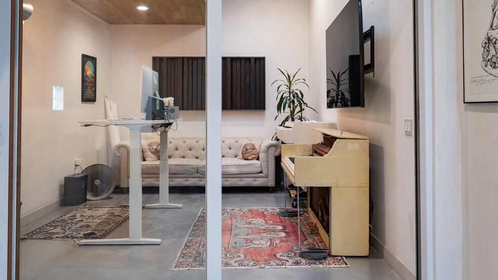 More Photos Of 10707 Burbank Blvd, North Hollywood Loft Creative Space For Lease