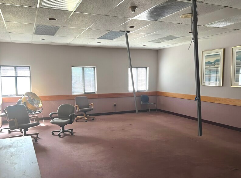 More Photos Of 2378 Wilshire Blvd, Mound Warehouse For Lease