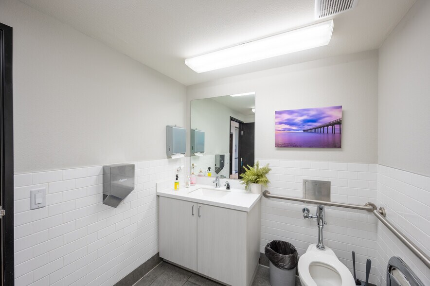 More Photos Of 1932 Kellogg Ave, Carlsbad Research And Development For Lease