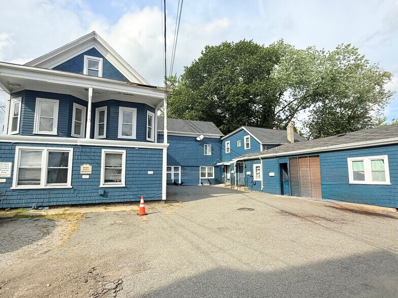 Primary Photo Of 61-75 Bingley Ter, Johnston Apartments For Sale