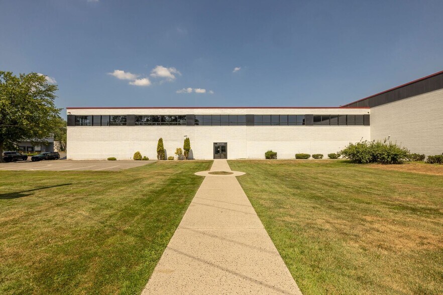 More Photos Of 299 Murray Hill Pky, East Rutherford Warehouse For Lease