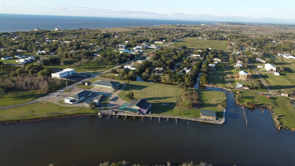 More Photos Of 220 W Bayshore Rd, Anahuac Marina For Sale