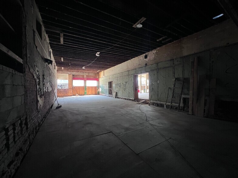 More Photos Of 335-341 S Main St, Memphis Storefront Retail Office For Sale