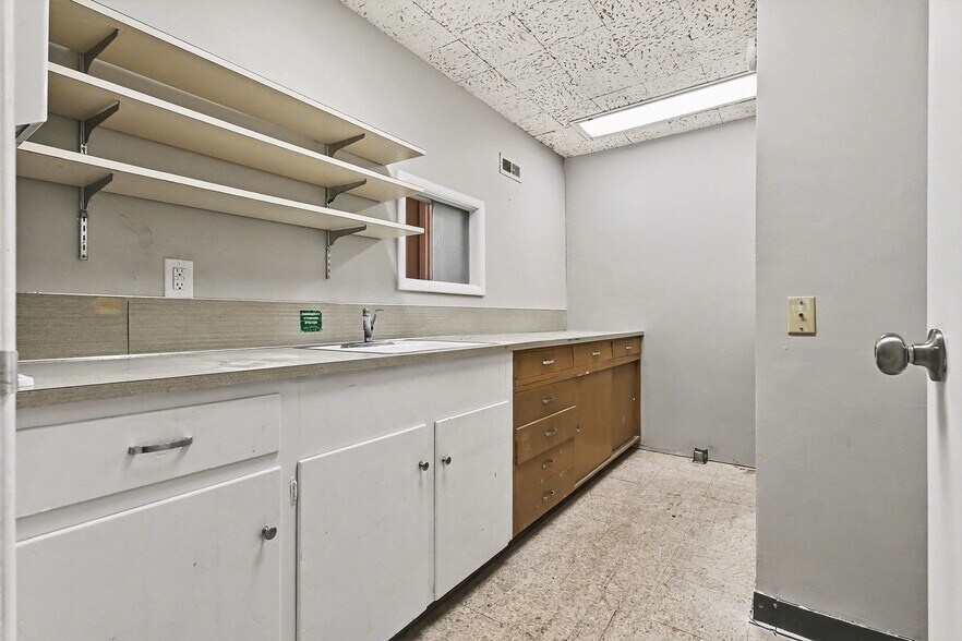 More Photos Of 5519 Northwest Radial Hwy, Omaha Medical For Lease