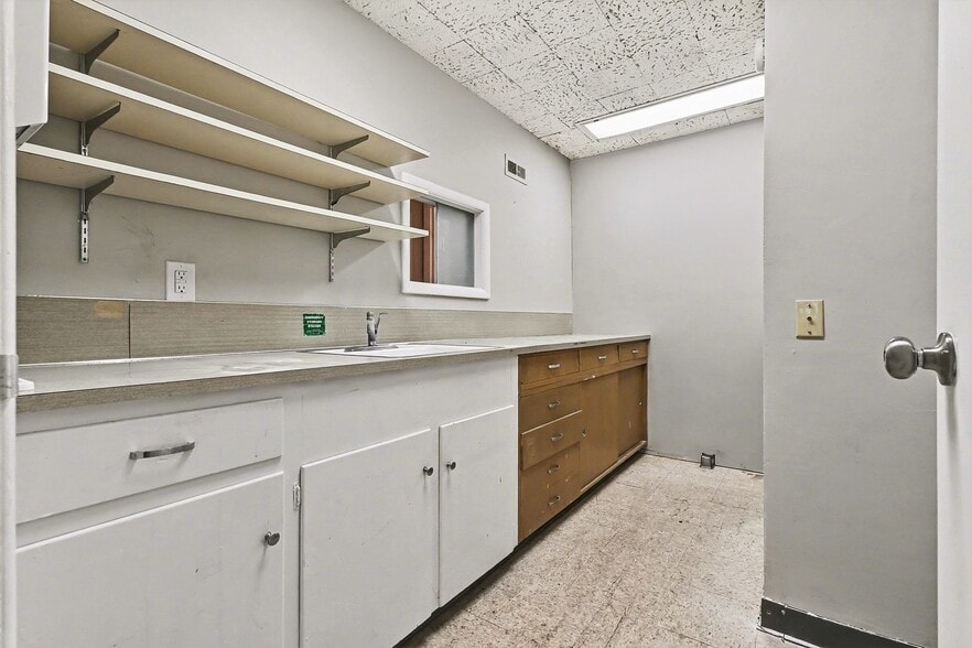 More Photos Of 5519 Northwest Radial Hwy, Omaha Medical For Sale